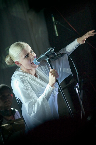 2005-10-22 - Robyn at The Tivoli, Helsingborg