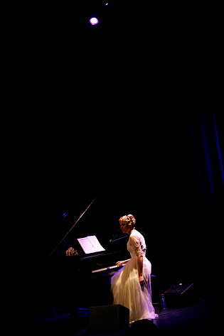 2007-07-28 - Frida Hyvönen at Storsjöyran, Östersund