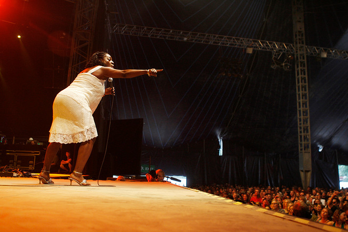 2008-07-06 - Sharon Jones & the Dap-Kings från Roskildefestivalen, Roskilde