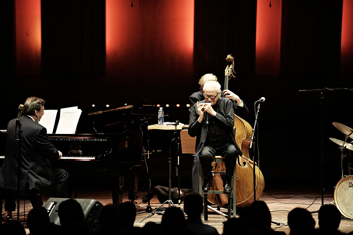 2010-12-10 - Toots Thielemans från Berwaldhallen , Stockholm