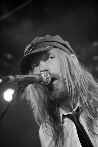 2011-04-17 - Friska Viljor at ISC Club, Bern