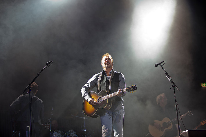 2011-09-22 - Kevin Costner & Modern West at Filadelfiakyrkan, Stockholm