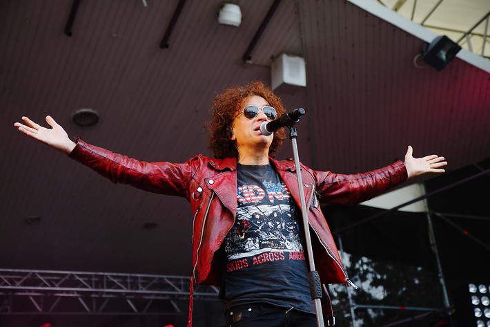 2012-07-27 - Magnus Uggla at Storsjöyran, Östersund