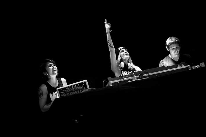 2013-07-25 - Krewella från Emmabodafestivalen, Emmaboda
